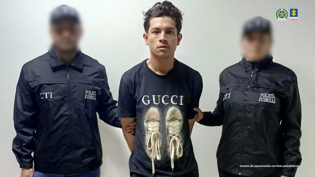 En la imagen aparece el procesado en medio de una pareja de investigadores del CTI.