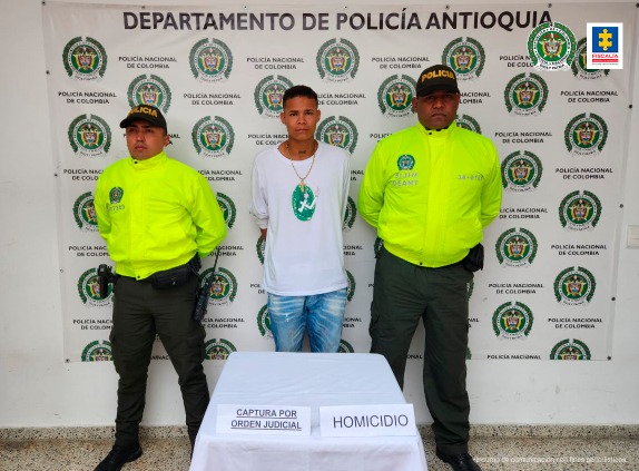 En la imagen està el procesado con dos servidores de la Policìa Nacional a sus lados