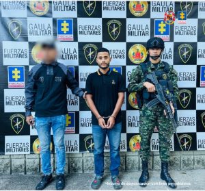 En la foto aparece el procesado en medio de un servidor del CTI y uno del Gaula Militar