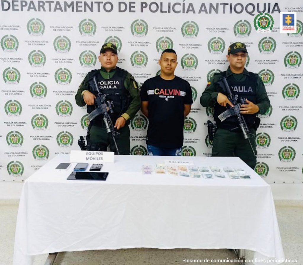 En la imagen se encuentra alias Marino custodiado por dos servidores de la Policía Nacional a sus lados