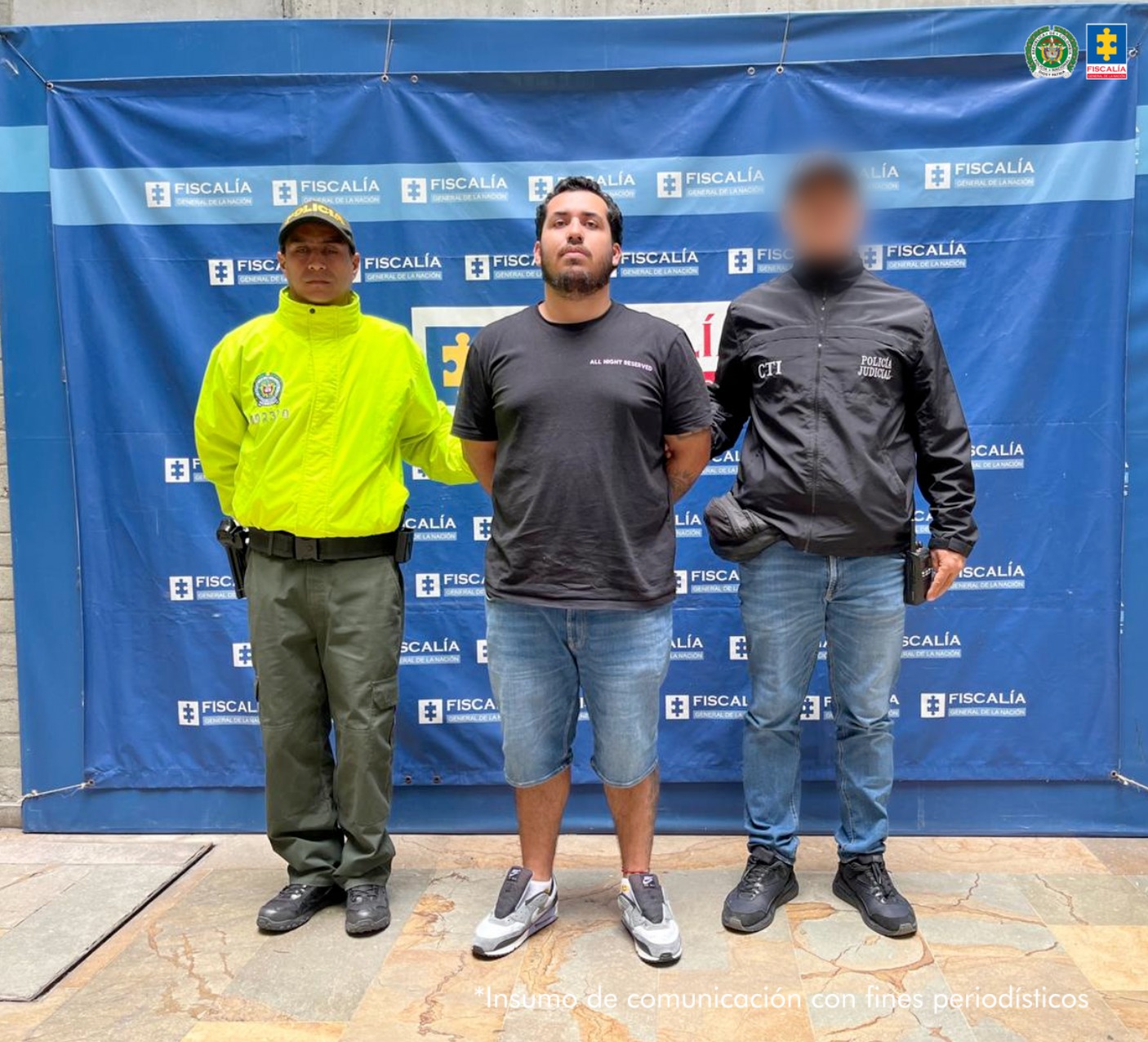 En la foto está el procesado con un servidor del CTI y otro de la Policía a los lados