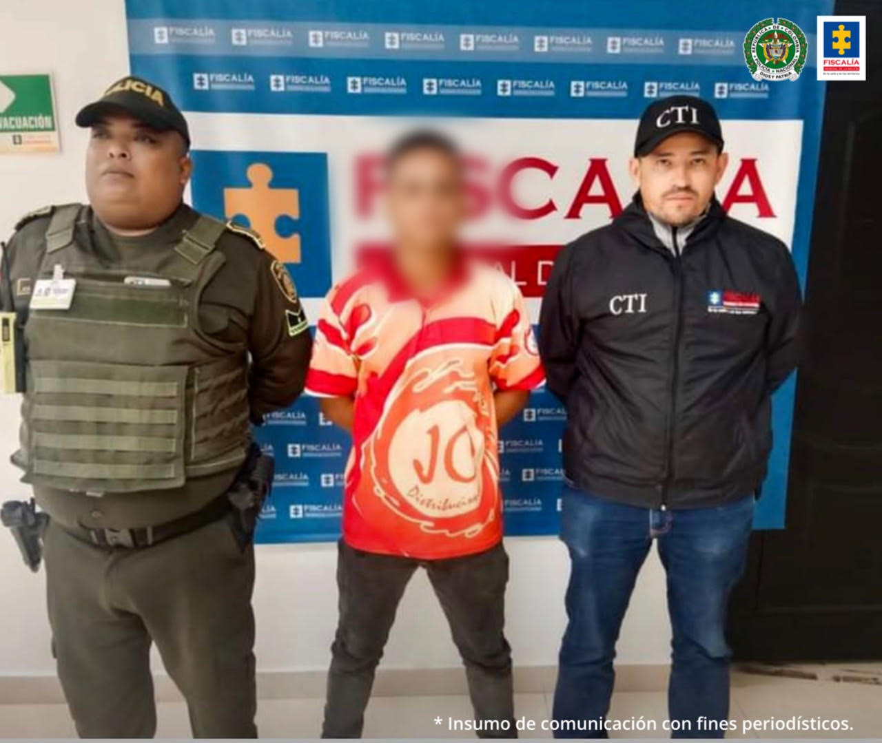 Se aprecia en la foto al asegurado custodiado de un policía y un miembro del CTI. 