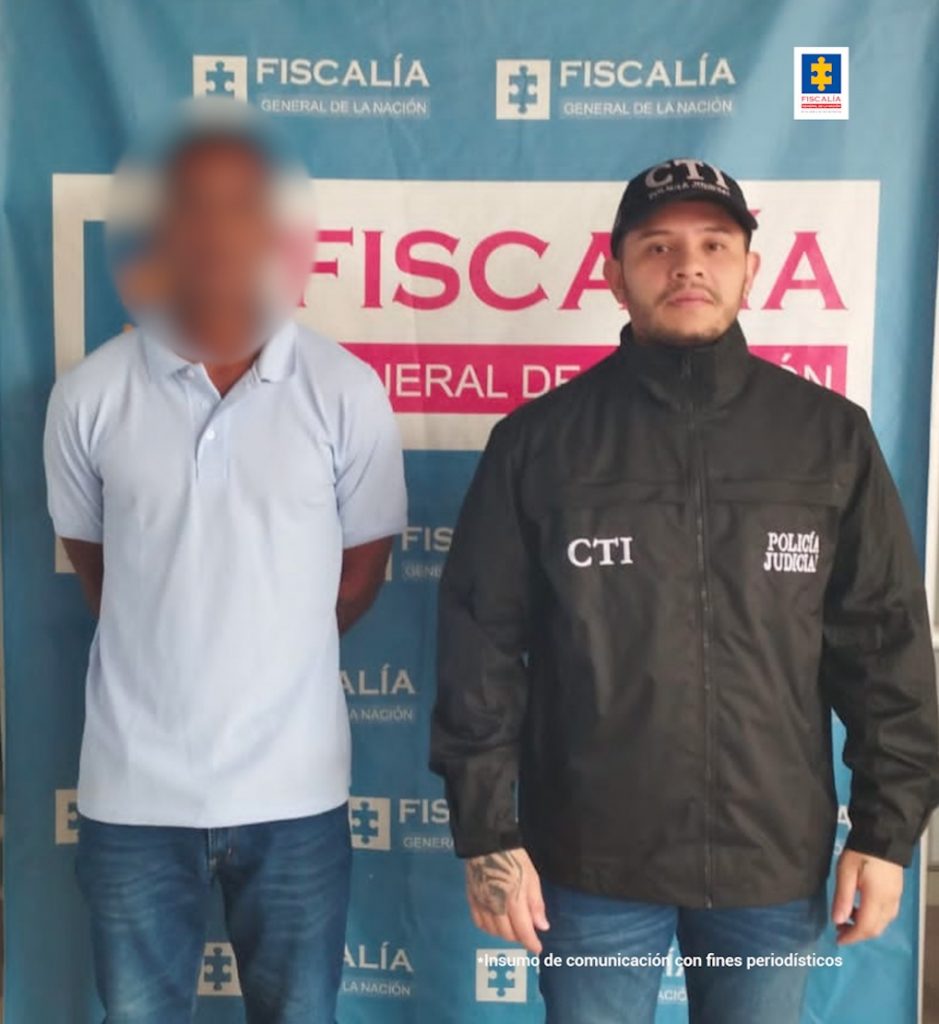 En la imagen está el auxiliar de la Policía con el rostro distorsionado y un servidor del CTI a su lado.