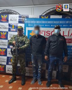 En la fotografía aparece un capturado, junto a personal de CTI y Ejército Nacional. En la parte posterior de la imagen se ven banners de Ejército Nacional y la Fiscalía General de la Nación.