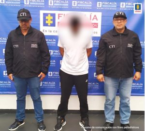 Fiscal Martha Mancera, Martha Mancera, Fiscal Mancera Se observa al capturado en el centro con un efecto que cubre su rostro, A cada costado un funionario del CTI. Atrás un pendón de Fiscalía general de la Nación
