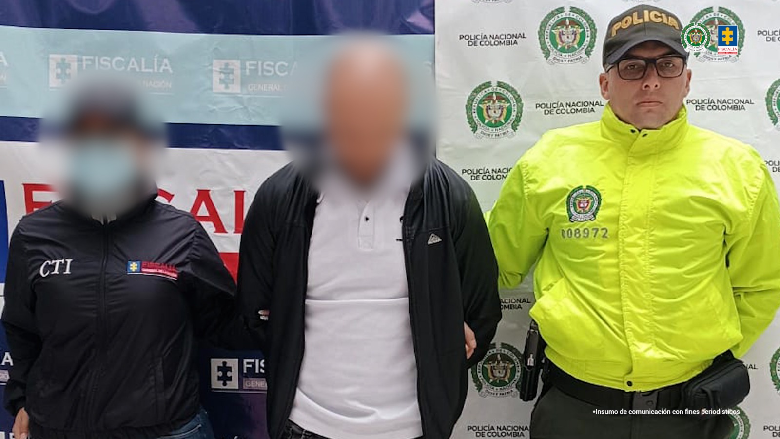 En la fotografía se aprecia de pie, con los brazos atrás y la cabeza agachada al presunto implicado en abuso sexual de su ex compañera sentimental. Presenta calvicie frontal y usa barba y bigote. Viste Camisa Blanca de cuello y sobre ella un buso negro desabotonado; asimismo, usa jean de color gris, desgastado y zapatillas blancas on negro. A la derecha de él hay una servidora del CTI de la Fiscalía y a la izquierda hay un uniformado de la Policía Nacional. Detrás de ellos hay dos pendones institucionales de la Fiscalía y la Policía.