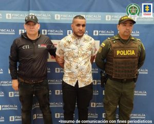 En la foto se aprecia a un funcionario del CTI y un Policía custodiando al hoy asegurado.