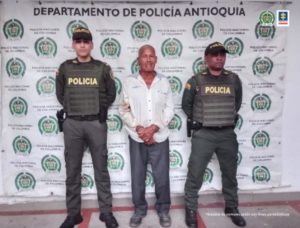  En la imagen está el procesado con dos servidores de la Policía Nacional a los lados