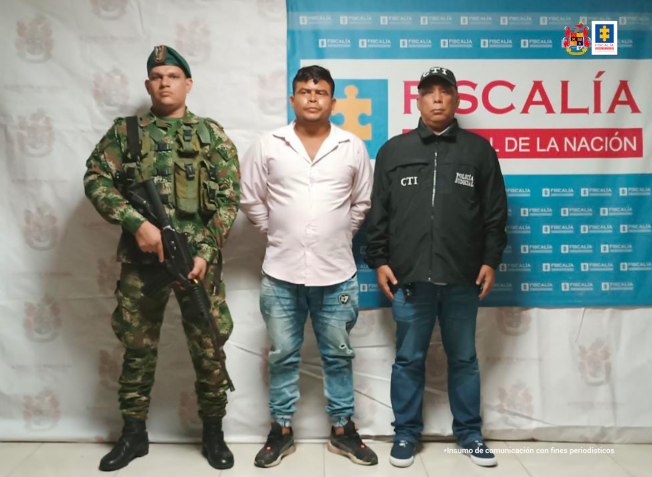 El capturado aparece en el centro de la imagen, acompañado a cada lado de servidores del Cuerpo Técnico de Investigación (CTI), con el apoyo del Ejército Nacional.