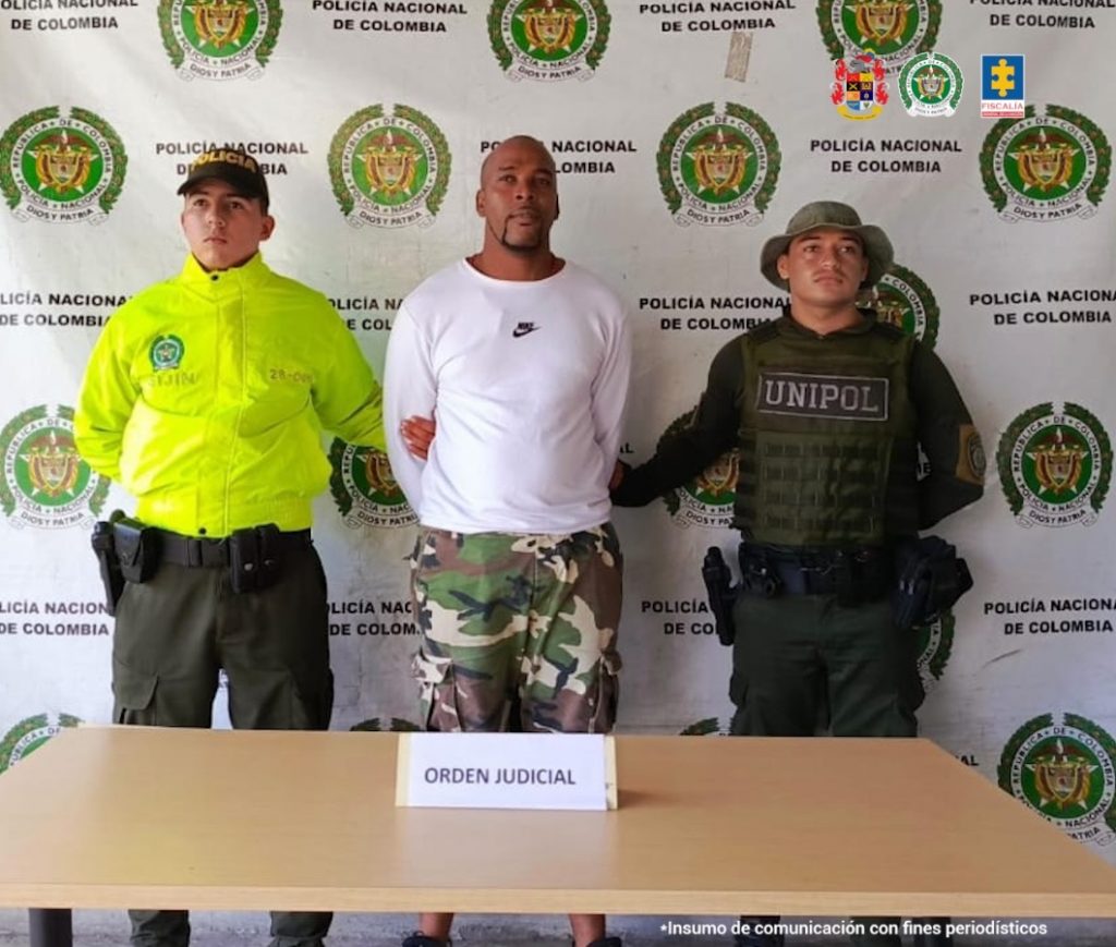 En la fotografía aparece el capturado juntos a dos agentes de la Policía Nacional. En la parte superior se observa un banner de la Policía.
