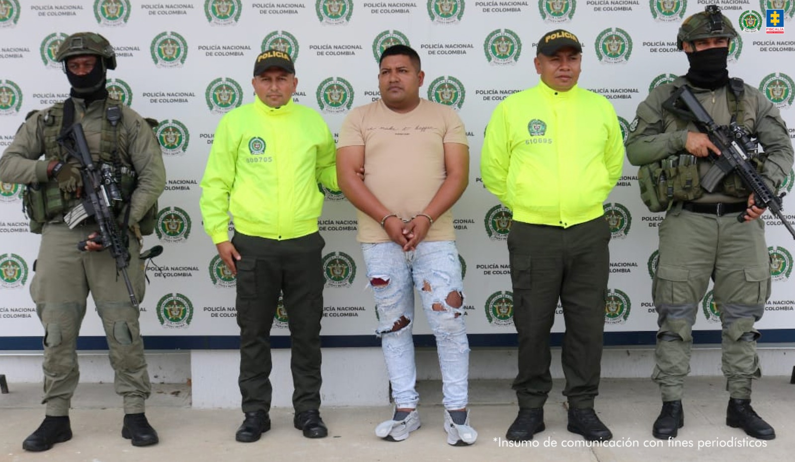 En la fotografía aparece el capturado junto a cuatro integrantes de la Policía Nacional. En la parte superior está un banner de la Policía.