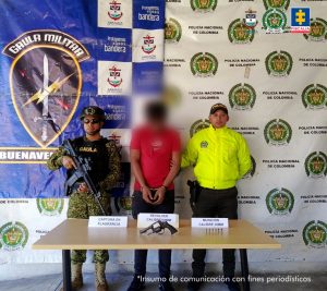 En la fotografía aparecen lo tres capturados junto a un infante de la Armada y cinco agentes de la Policía Nacional. En la parte superior esta un banner de la Policía Nacional y otro banner de la Armada Nacional