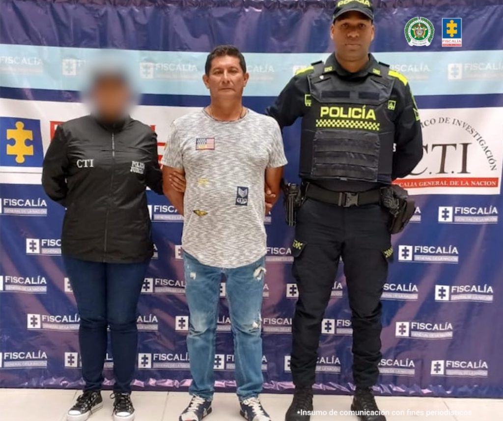 En la fotografía los capturados junto a tres funcionarios del CTI y tres agentes de la Policía Nacional. En la parte superior está un banner de la Policía Nacional