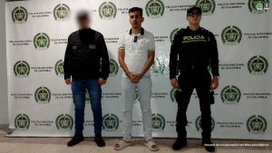En la foto aparece el capturado de frente y custodiados por un servidor del Cuerpo Técnico de Investitgación CTI y un uniformado de la Policía Nacional.