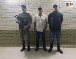 En la fotografía se observan tres personas, una de ellas el capturado, un integrante del Cuerpo Técnico de investigación y un funcionario del Ejército.