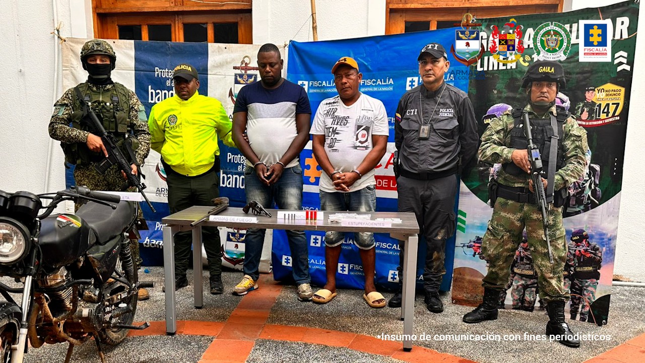 En la imagen se ven dos personas detenidas entre uniformados de la Armada, Ejército, Policía y Fiscalía.