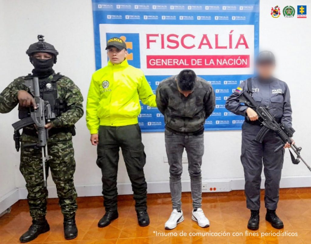En las fotografías aparecen los dos capturados junto a dos funcionarios del CTI, dos integrantes de la Policía y dos soldados del Ejército Nacional. En la parte superior está un banner de la Fiscalía General de la Nación