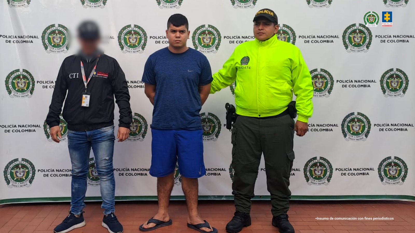 El capturado se encuentra de frente y custodiado por un servidor del Cuerpo Técnico de Investigación CTI y un uniformado de la Policía Nacional.