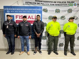 En la imagen se ve una persona detenida bajo custodia de funcionarios del CTI y la Policía Nacional.