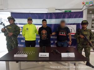 En la fotografía aparece el capturado junto a un servidor del CTI, un agente de Policía Nacional y dos soldados del Ejército Nacional. En la parte superior está un banner de la Fiscalía General