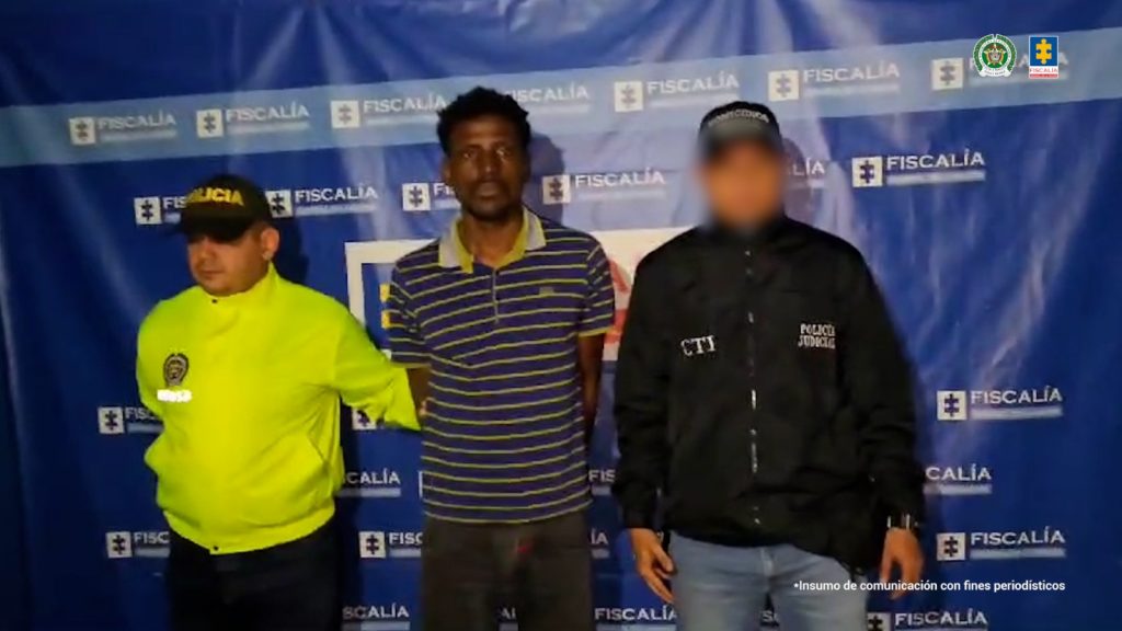 En la imagen aparece el procesado en medio de un investigador del CTI y un patrullero de la policía.