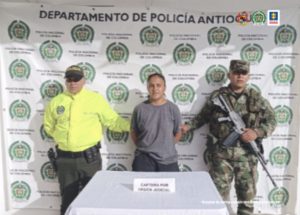 Fiscal Martha Mancera, Martha Mancera, Fiscal Mancera En la imagen aparece la investigada en medio de un policía y un soldado