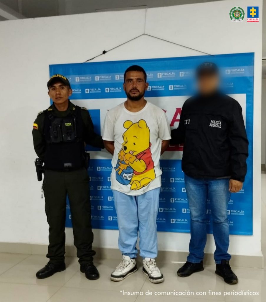 En la fotografía aparecen los seis capturados junto a uniformados de la Policía Nacional