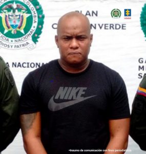 En la fotografía aparece el capturado junto a dos agentes de la Policía Nacional. En parte superior está un banner de la Policía Nacional