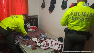 En la foto se observa dos uniformados de la Policía Nacional dentro de otro de los inmuebles allanados. Se observa que la autoridad está en una habitación, revisando cama y colchones en busca del estupefaciente.