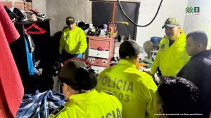 n la foto aparecen algunos uniformados de la Policía Nacional dentro de unos de los inmuebles allanados.  