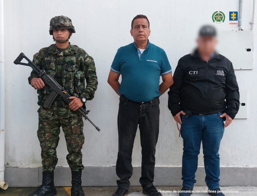 El imputado se encuentran en custodia por un servidor del Cuerpo Técnico de Investigación (CTI) y un uniformado del Ejército Nacional.