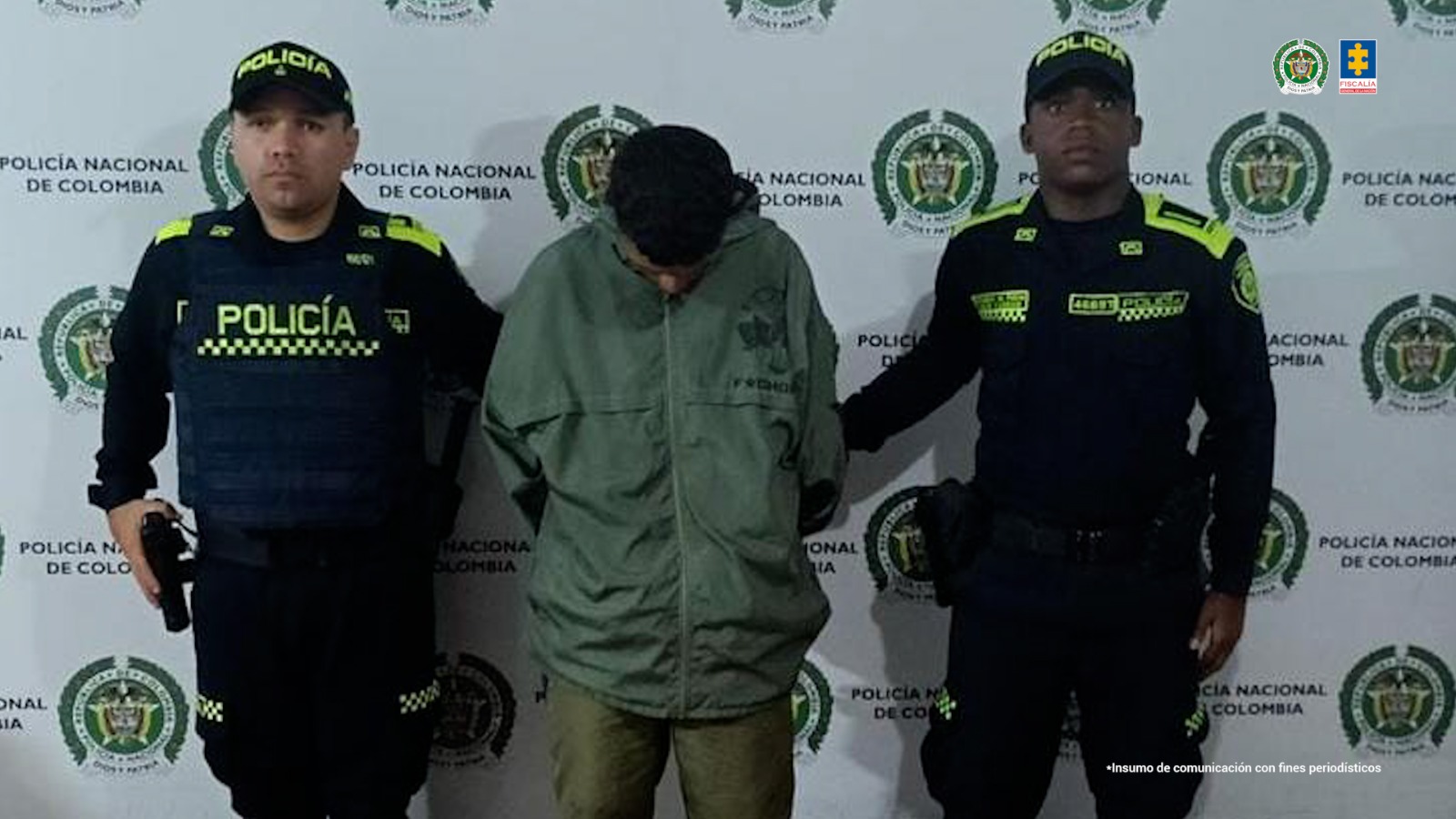 Se visualiza al capturado junto a dos uniformados de la Policía Nacional