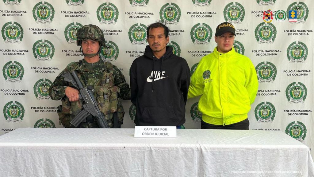 En la imagen está el procesado en medio de dos servidores de la Policía Nacional