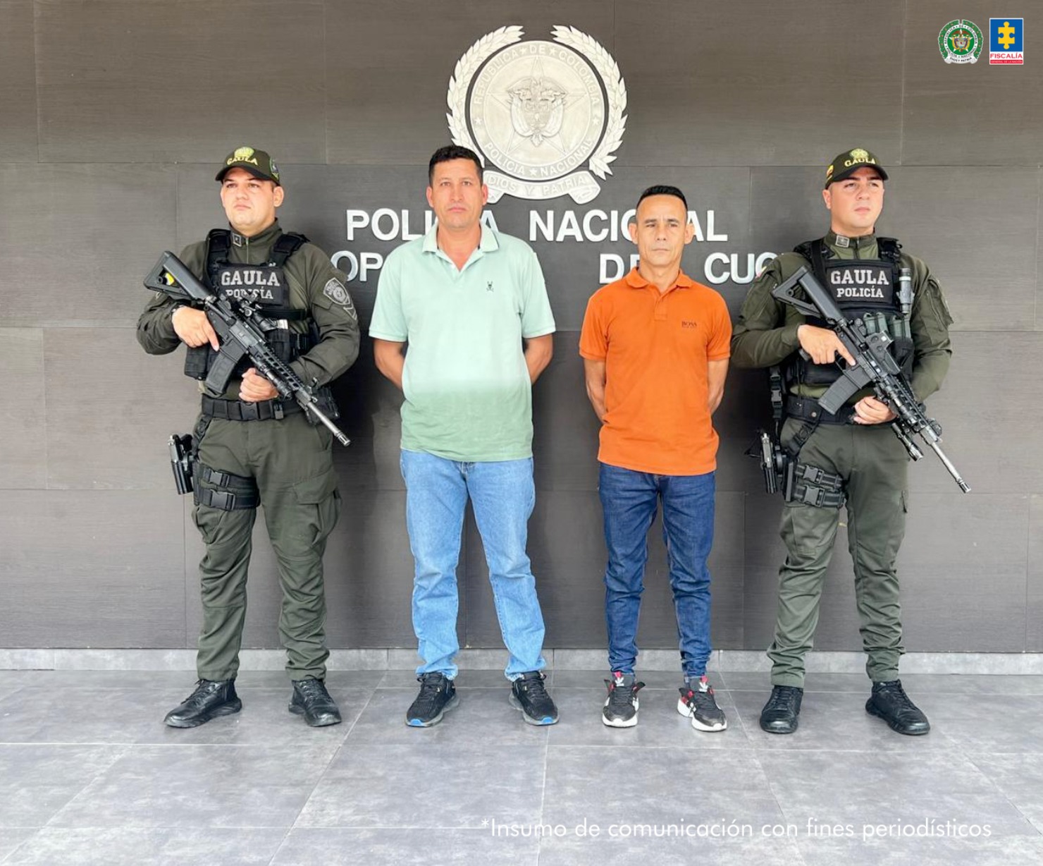 Se visualiza a los capturados junto a uniformados del Gaula de la Policía Nacional. Detrás de ellos el banner que identifica a la Policía Nacional.