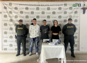 En la fotografía están los 3 procesados con dos servidores de la Policía Nacional a los lados