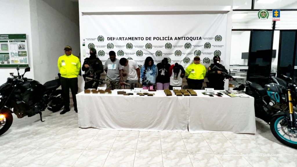 En la fotografía están los 2 hombres y las 3 mujeres capturados con armas de corto y largo alcance en municipio de Barbosa (Antioquia)