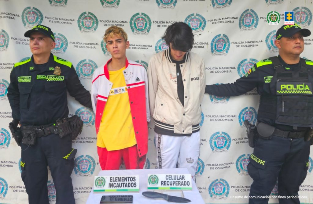 Martha Mancera, Fiscal Mancera, Fiscal Martha Mancera En la fotografía están los 2 hombres vinculados a la muerte de un extranjero y la tentativa de homicidio contra otro, acompañados de 2 servidores de l Policía Nacional.