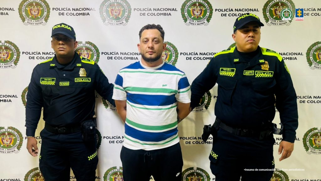 En la imagen está el procesado con dos servidores de la Policía Nacional