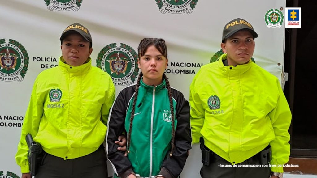 Fotografía del momento de la captura de la hoy condenada con dos servidoras de la Policía Nacional