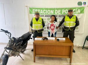 En la imagen se aprecia una mujer entre una investigadora de la Policía y otra del CTI.