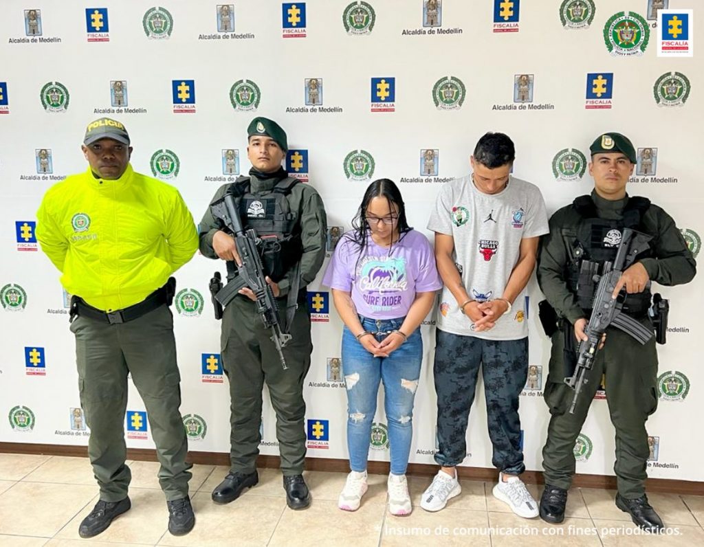 En la fotografía están  Anlly Manuela Mesa Y Betancur Edwin de Jesús Tobón Zapata con 3 servidores de la Policía Nacional a los lados