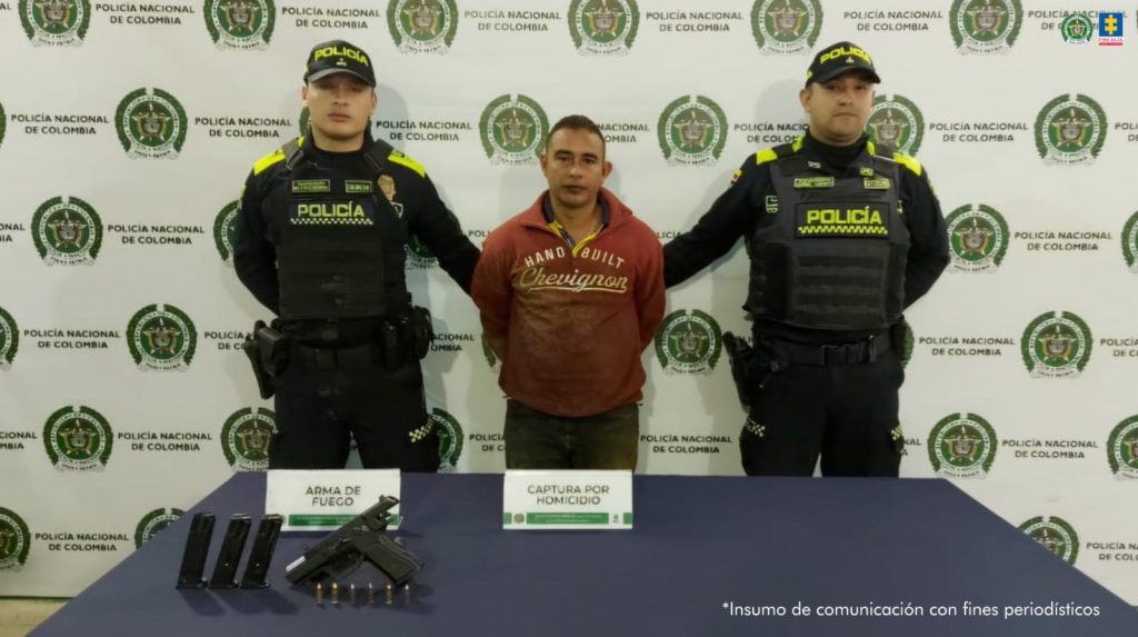 En la imagen aparece el condenado en medio de dos patrulleros de la policía. La foto corresponde al momento de su captura.