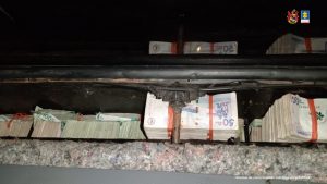 Se observan los fajos de billetes al interior de la cabina del carro.