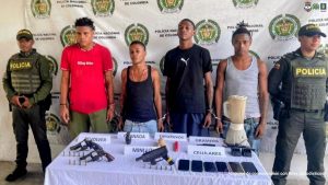 En la fotografías se observan seis personas cuatro de ellas los capturados quienes se encuentran acompañados de dos uniformados de la Policía Nacional
