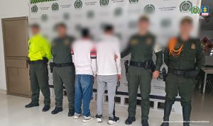 Los jóvenes judicializados se encuentran de espalda y en custodia por funcionarios de la Policía de infancia y adolescencia de Pitalito.
