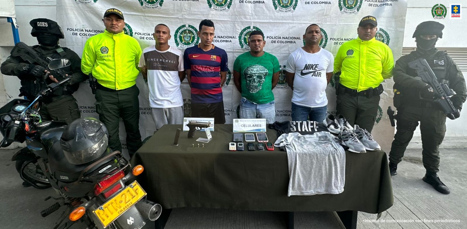 Los cuatro hombres que habrían participado en el crimen de un patrullero de la Policía Nacional son custodiados por dos uniformados de la citada institución.