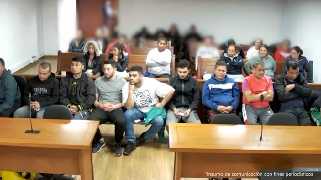 En la fotografías se observa un grupo en personas en una audiencia