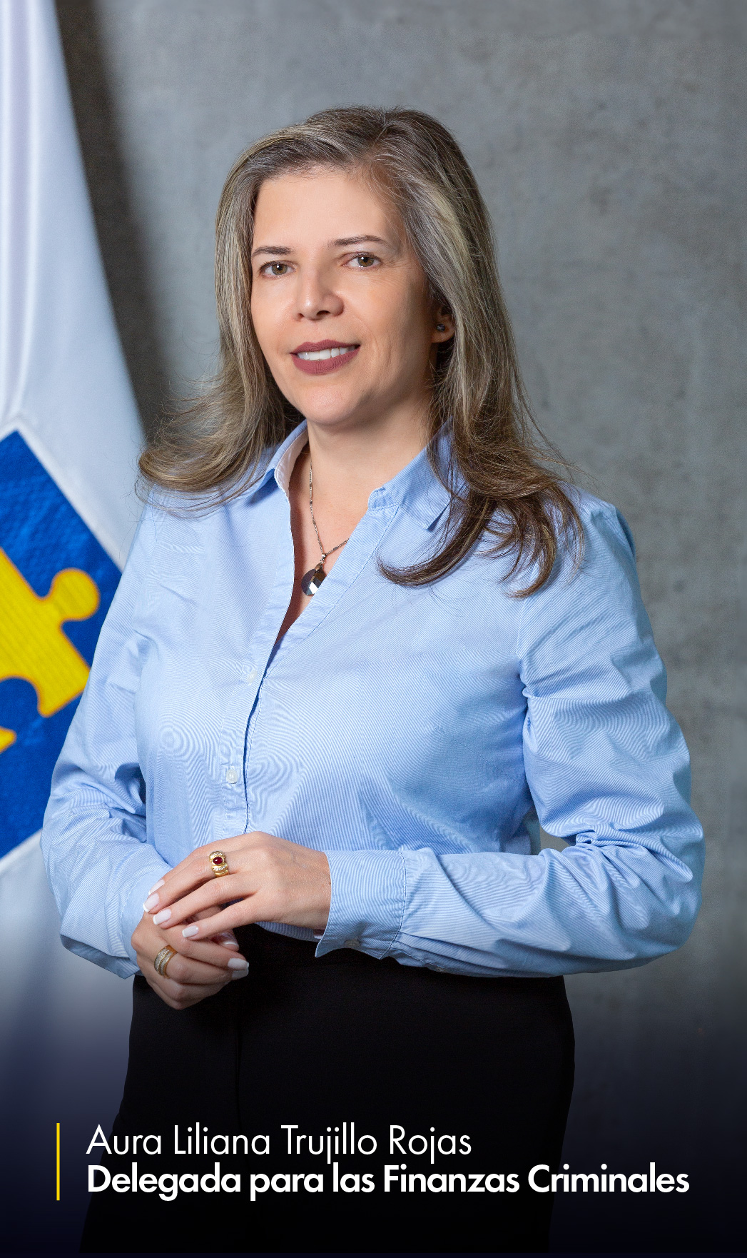 En la imagen aparece Aura Liliana Trujillo Rojas, Delegada para las Finanzas Criminales, en una foto de medio cuerpo. Al fondo puede verse parcialmente la bandera de la Fiscalía.