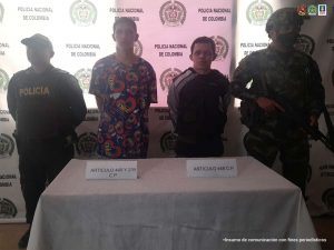 En la fotografía están los dos procesados con un servidor de la Policía y otro del Ejército Nacional a sus lados.