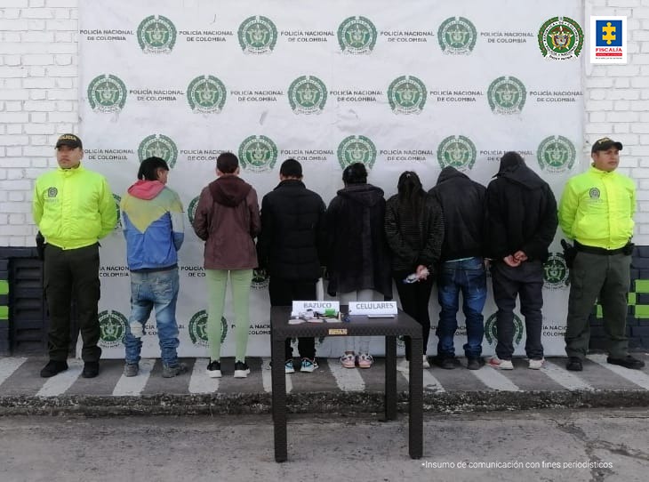 En la fotografía aparecen los 7 capturados junto a dos agentes de la Policía Nacional. En la parte superior están un banner de la Policía Nacional